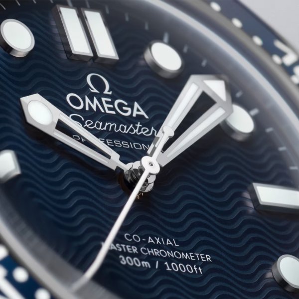 Omega 007 edition dialcloseup.jpg